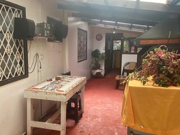 VENTA DE CASA ESQUINA CON LOCALES COMERCIALES EN ISLA NEGRA