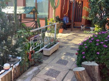 VENTA DE CASA ESQUINA CON LOCALES COMERCIALES EN ISLA NEGRA