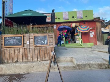 VENTA DE CASA ESQUINA CON LOCALES COMERCIALES EN ISLA NEGRA