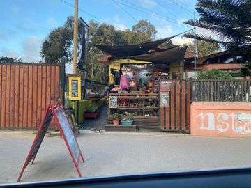 VENTA DE CASA ESQUINA CON LOCALES COMERCIALES EN ISLA NEGRA