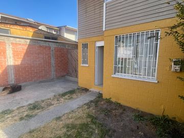 Casa en Microbarrio Cerrado en Villa Lomas de Maipú.