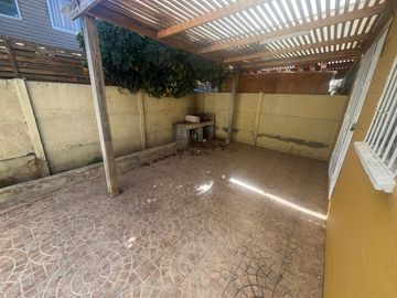 Casa en Microbarrio Cerrado en Villa Lomas de Maipú.