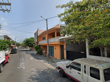 Casa ubicada en colonia 8 de Marzo Boca del Río Veracruz. Con 3 recamaras y 211 m2. Muy cerca de Playa Mocambo.