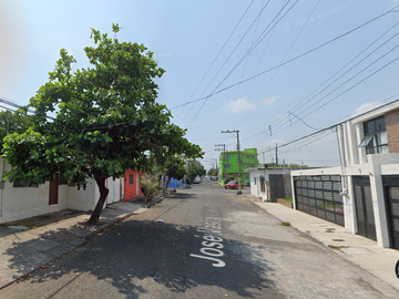 Casa ubicada en colonia 8 de Marzo Boca del Río Veracruz. Con 3 recamaras y 211 m2. Muy cerca de Playa Mocambo.