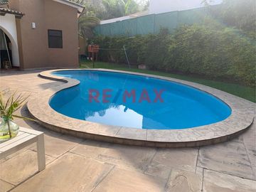 Venta De Amplia E Iluminada Casa En Exclusiva Zona De La Molina Con Piscina