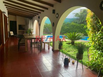 Venta De Amplia E Iluminada Casa En Exclusiva Zona De La Molina Con Piscina