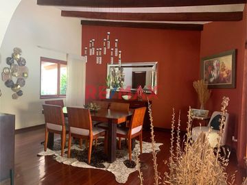 Venta De Amplia E Iluminada Casa En Exclusiva Zona De La Molina Con Piscina