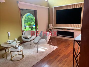 Venta De Amplia E Iluminada Casa En Exclusiva Zona De La Molina Con Piscina