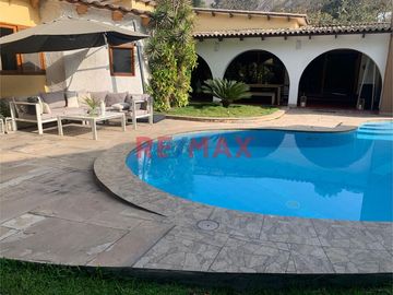 Venta De Amplia E Iluminada Casa En Exclusiva Zona De La Molina Con Piscina