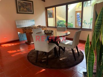 Venta De Amplia E Iluminada Casa En Exclusiva Zona De La Molina Con Piscina