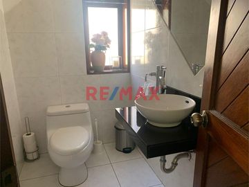 Venta De Amplia E Iluminada Casa En Exclusiva Zona De La Molina Con Piscina