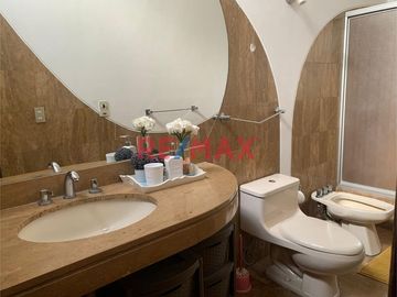 Venta De Amplia E Iluminada Casa En Exclusiva Zona De La Molina Con Piscina