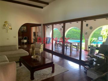 Venta De Amplia E Iluminada Casa En Exclusiva Zona De La Molina Con Piscina