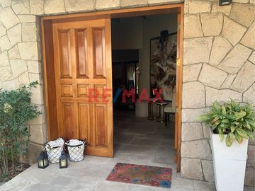 Venta De Amplia E Iluminada Casa En Exclusiva Zona De La Molina Con Piscina