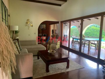 Venta De Amplia E Iluminada Casa En Exclusiva Zona De La Molina Con Piscina