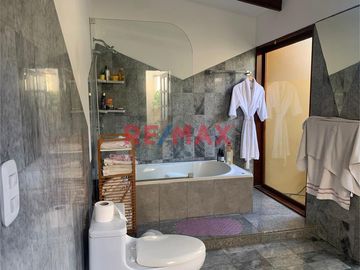 Venta De Amplia E Iluminada Casa En Exclusiva Zona De La Molina Con Piscina