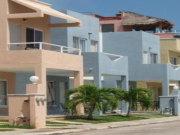 PRECIOSA CASA UBICACADA EN FRACC. BAHÍA AZUL CANCÚN, VIVE A UNOS MINUTOS DE LA PLAYA -NO CRÉDITOS-