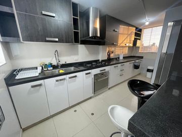 HERMOSO DEPARTAMENTO EN VENTA COMPLETAMENTE AMOBLADO EN CAYMA