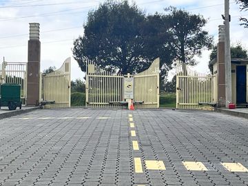 Casa de LUJO, Conj. Altos de la Colina en plena Av. Simon Bolivar