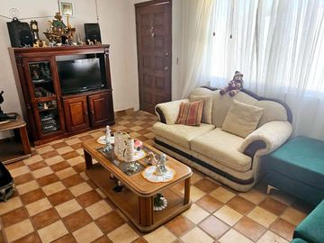 Casa de 4 Recámaras con Amplios Patios y Doble Acceso – Lista para Habita