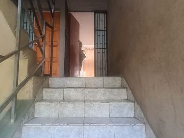 DEPARTAMENTO SEGUNDO PISO -VILLA LOS PROFESORES- METRO ECUADOR-ZONA RESIDENCIAL.