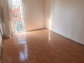 DEPARTAMENTO SEGUNDO PISO -VILLA LOS PROFESORES- METRO ECUADOR-ZONA RESIDENCIAL.