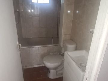 DEPARTAMENTO SEGUNDO PISO -VILLA LOS PROFESORES- METRO ECUADOR-ZONA RESIDENCIAL.