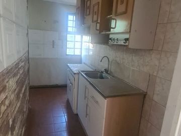 DEPARTAMENTO SEGUNDO PISO -VILLA LOS PROFESORES- METRO ECUADOR-ZONA RESIDENCIAL.