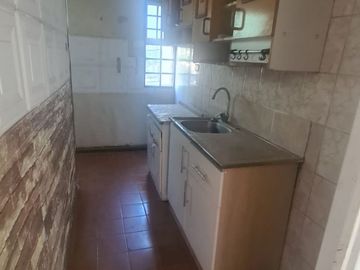 DEPARTAMENTO SEGUNDO PISO -VILLA LOS PROFESORES- METRO ECUADOR-ZONA RESIDENCIAL.