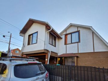 CASA DE 2 PISOS EN  VILLA ENTRE RIOS, PUCON