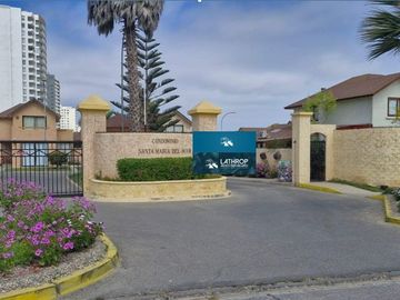 Se vende amplia casa en primera línea con vista al mar – Condominio Santa María del Mar, La Herradura, Coquimbo.