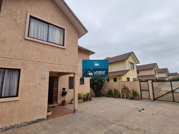 Se vende amplia casa en primera línea con vista al mar – Condominio Santa María del Mar, La Herradura, Coquimbo.