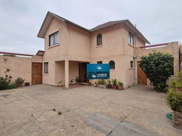 Se vende amplia casa en primera línea con vista al mar – Condominio Santa María del Mar, La Herradura, Coquimbo.