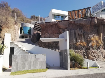 PEDREGAL DE QUERETARO IMPRESIONANTE RESIDENCIA CON 1100M2 DE TERRENO Y 750M2 DE CONSTRUCCION 3 RECAMARAS JARDIN VARIOS ESPACIOS