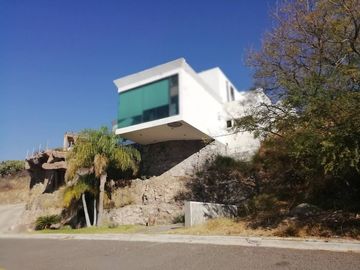PEDREGAL DE QUERETARO IMPRESIONANTE RESIDENCIA CON 1100M2 DE TERRENO Y 750M2 DE CONSTRUCCION 3 RECAMARAS JARDIN VARIOS ESPACIOS