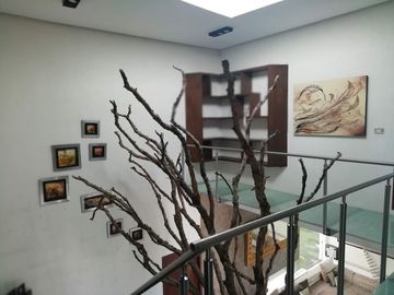 PEDREGAL DE QUERETARO IMPRESIONANTE RESIDENCIA CON 1100M2 DE TERRENO Y 750M2 DE CONSTRUCCION 3 RECAMARAS JARDIN VARIOS ESPACIOS