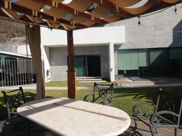 PEDREGAL DE QUERETARO IMPRESIONANTE RESIDENCIA CON 1100M2 DE TERRENO Y 750M2 DE CONSTRUCCION 3 RECAMARAS JARDIN VARIOS ESPACIOS