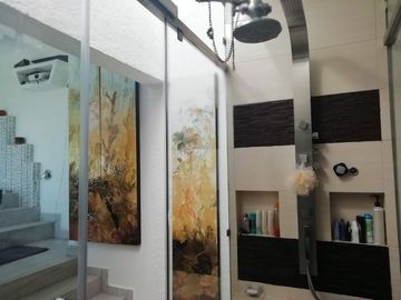 PEDREGAL DE QUERETARO IMPRESIONANTE RESIDENCIA CON 1100M2 DE TERRENO Y 750M2 DE CONSTRUCCION 3 RECAMARAS JARDIN VARIOS ESPACIOS