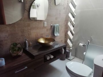 PEDREGAL DE QUERETARO IMPRESIONANTE RESIDENCIA CON 1100M2 DE TERRENO Y 750M2 DE CONSTRUCCION 3 RECAMARAS JARDIN VARIOS ESPACIOS