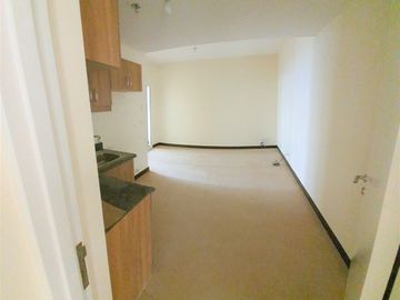 Nice 1 Bedroom with Parking Condominium For Sale in Manila Torre De Manila