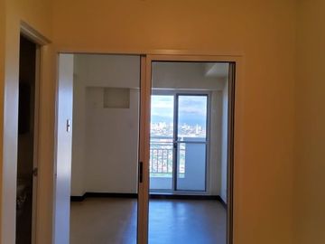 Nice 1 Bedroom with Parking Condominium For Sale in Manila Torre De Manila