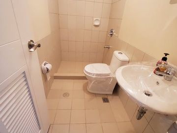 Nice 1 Bedroom with Parking Condominium For Sale in Manila Torre De Manila