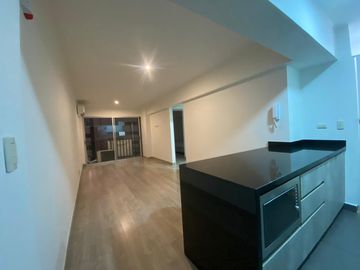 Venta de moderno departamento frente al parque Bollar
