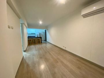 Venta de moderno departamento frente al parque Bollar