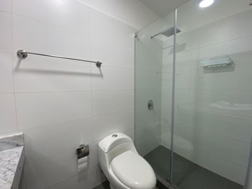 Venta de moderno departamento frente al parque Bollar