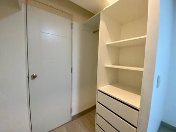 Venta de moderno departamento frente al parque Bollar
