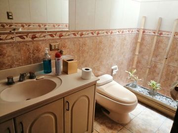 ALQUILER DE HERMOSA CASA AMOBLADA EN CONDOMINIO – LA PLANICIE, 2DA ETAPA – US$ 2,750