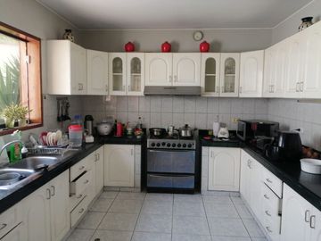 ALQUILER DE HERMOSA CASA AMOBLADA EN CONDOMINIO – LA PLANICIE, 2DA ETAPA – US$ 2,750