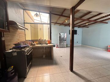 ¡GRAN OPORTUNIDAD! CASA DE 3 PISOS EN INDEPENDENCIA – UBICACIÓN ESTRATÉGICA