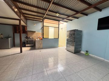 ¡GRAN OPORTUNIDAD! CASA DE 3 PISOS EN INDEPENDENCIA – UBICACIÓN ESTRATÉGICA